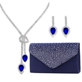 Pochette da sera in raso blu navy con collana di strass e orecchini a goccia coordinati - Blu