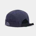 Detailweergave van de marineblauwe docker-muts met verstelbare band en borduursel - Verstelbaar / Marineblauw