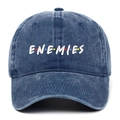 Dettaglio del ricamo ENEMIES con punti colorati su berretto in denim lavato - Blu Notte