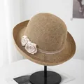 Detail von handgefertigten Stoffrosen und Spiralstrohgeflecht auf einem Sonnenhut - M(56-58cm) / Khaki
