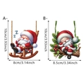 Lindos adornos de Papá Noel durmiendo en ramas de pino y una silla mecedora decorativa - Papá Noel en mecedora