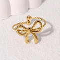 Minimalistischer vergoldeter Schleifenring mit gedrehtem Band und offenem Design - Gold