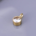 Gedetailleerd macro-zicht van vergulde ronde kristallen hanger met gefacetteerde edelsteen - Ronde hanger / Wit