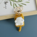 Portachiavi a forma di gatto all'uncinetto fatto a mano in giallo e bianco con moschettone - Gatto Marrone con Pancia Bianca