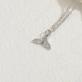 Collana con ciondolo a coda di pesce argento e zirconi luccicanti su catenina - Coda di Pesce / Argento