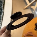 Detailansicht der kaffeebraunen ovalen Haarspange aus elegantem Harzmaterial für Damen - Schokoladenbraun