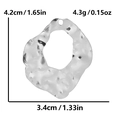 Detalle de colgante plateado irregular con dimensiones 4,2 cm x 3,4 cm y peso de 4,3 g - Plateado