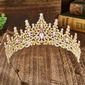 Elegante corona da sposa dorata con cristalli rosa su sfondo di legno stile vintage - Oro con strass rosa