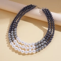 Detail van de drielaagse parelketting met grijs kleurverloop en metalen sluiting - Zwart Grijs Wit Gradiënt