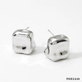 Détail macro de boucles d'oreilles carrées irrégulières en argent style métal liquide - Argent (PDE2448)