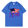 Detailansicht des blauen 1776-Grafik-T-Shirts mit Baumwollstoff und Etikett - XS / Königsblau 317