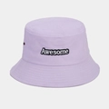 Détail du bob lavande avec broderie Awesome et œillet d'aération métallique sur le côté - Mauve Clair