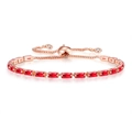 Detail eines Roségold-Tennisarmbands mit roten Zirkonia und verstellbarem Schiebeverschluss - Roségold + Roter Zirkonia