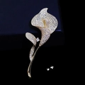 Elegante spilla a forma di calla dorata con cristalli scintillanti su scatola regalo - Calla / Oro