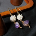 Elegante Golddraht-Ohrringe mit weißen Süßwasserperlen und violetten Amethyst-Steinen - Amethyst Cluster Ohrringe