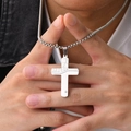 Gros plan d'un collier croix argenté texturé avec cristal porté par un mannequin homme - Pendentif Couleur Acier + Chaîne 60CM