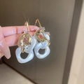 Orecchini a catena in acrilico bianco con maglie dorate e perni in argento sterling - Stile Intrecciato Rotondo con Ago in Argento S925 / Bianco