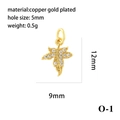 Vue détaillée du pendentif feuille d'érable plaqué or 18K avec zircons et taille 12mm - Feuille d'Érable Dorée O (O-1)