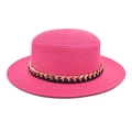 Détail d'un chapeau de paille rose avec ruban en cuir noir et chaîne dorée élégante - M (56-58cm) / Rose rouge