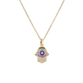 Goldene Hamsa-Hand-Halskette mit blauem Auge und bunten Zirkonsteinen auf weißem Grund - Gold