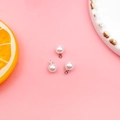 Nahaufnahme von weißen Perlenanhängern mit Silberkappen für DIY Schmuckherstellung - Silber Kappe Runde Perle 6mm