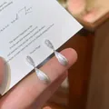 Boucles d'oreilles gouttes argentées avec texture brossée et pavé de zircons chic - Argenté