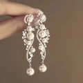 Primer plano detallado de pendientes vintage de plata con perlas y cristales brillantes - Estilo Enredadera con Perlas (64#) (Poste de Plata) / Plateado