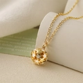 Detailopname van halsketting met uitgesneden sterhanger en gouden ketting op decor - Witte Ster