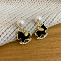 Pendientes retro de caballito de madera con perlas y cristales sobre jersey gris - Caballo Balancín / Negro (Poste de pendiente de plata de ley 925)