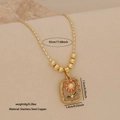 Collana dorata in acciaio inossidabile con ciondolo a girasole su tessuto beige - Marmo Grigio
