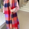Détail d'une écharpe à carreaux multicolore avec franges sur un manteau rose élégant - Réseau Électrique Alternatif Orange-rouge-violet / 250cm