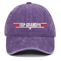 Dettaglio del ricamo TOP GRANDPA sul berretto da baseball vintage in cotone viola - Viola