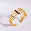Eleganter 24k vergoldeter mehrlagiger Wellenarmreif mit minimalistischem Finish - Vierschichtiges Wellenmuster / Gold