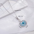 Silberne Stahlkette mit blauem Evil Eye Anhänger auf weißem künstlerischem Hintergrund - Silber