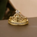 Goldener Kronenring mit Jungfrau Maria Emblem und funkelnden Zirkoniasteinen - Einstellbar Offen / Goldener Jungfrau Maria Stil (13462)
