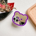 Makroaufnahme einer lila Bärenform Handy-Spiegelhalterung mit floralem Dekor - Dunkellila