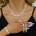 Primer plano de un conjunto de joyas de novia con tres filas de diamantes de imitación - Plateado