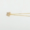 Squisita collana con ciondolo a farfalla dorata con intarsio di zirconi su pelle bianca - Farfalla con Zirconi Completi