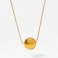 Nahaufnahme des minimalistischen vergoldeten Kugelanhängers mit Schlangenkette - Groß Gold (KDD822) / 18mm Kugeldurchmesser
