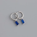 Dettaglio di orecchini a cerchio argento con pendenti in gemma rettangolare blu - Orecchini Rettangolari con Strass Blu (S-E1537) / Argento