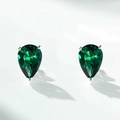 Dettaglio di orecchini a lobo in argento S925 con pietre verdi a goccia e castone a 3 griffe - Verde