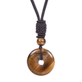 Dettaglio del ciondolo rotondo in occhio di tigre con cordino intrecciato marrone scuro - Collana Occhio di Tigre