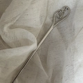 Elegante zilveren haarpeld met hol hartvormig krulontwerp op linnen achtergrond - Hart Stijl / 17cm / Zilver