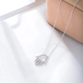 Makro-Detail der S925 Sterling Silber Hamsa-Hand Halskette mit Zirkonia-Steinen - 925er Silber / Weiß