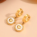 Detalle de pendientes de aro bañados en oro 18k con colgante de corazón de nácar blanco - Pendientes de Aro de Corazón Dorado (H309)