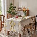 Détail de nappe beige avec broderie florale jaune et bords en dentelle ajourée - 140*240 / Fleur Jaune de Noël