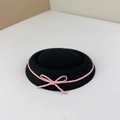 Berretto classico in feltro di lana nero con un delicato fiocco di nastro rosa per donna - Cappello Nero Fiocco Rosa