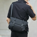 Sac bandoulière techwear noir pour homme avec sangles à boucle et tissu imperméable - Noir