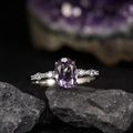 Anillo de plata S925 con amatista púrpura ovalada y pequeñas piedras blancas finas - Estilo elegante con puntos laterales (LR372)