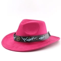Detalle de sombrero vaquero de ante rosa con banda de cuero con cabeza de toro - Rosa Roja